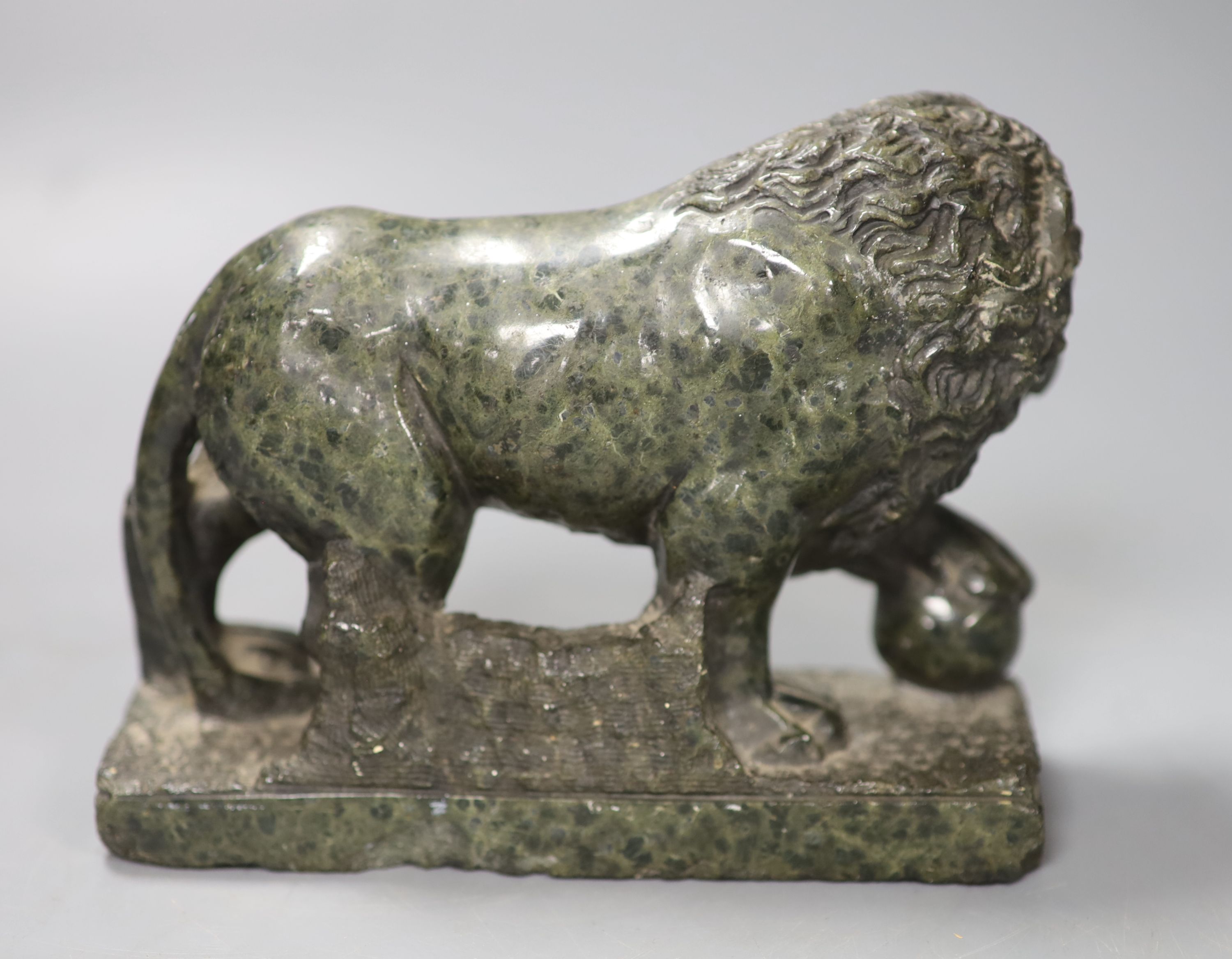 A serpentine marble Medici lion, 16cm wide, 23cm high